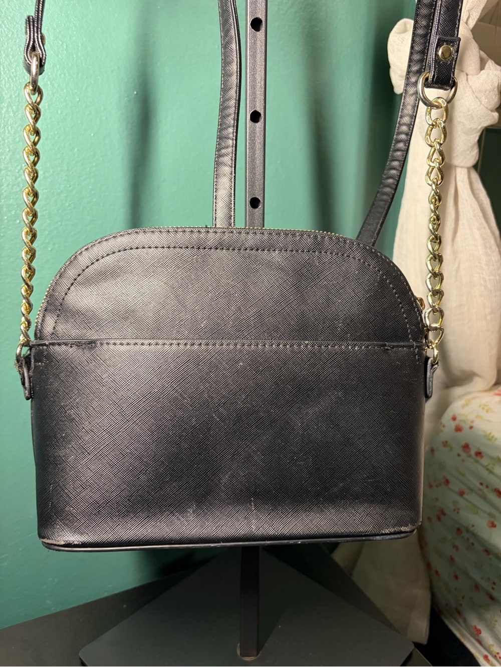 Steve Madden Black Saffiano Dome Crossbody Bag Gold Chain Strap - Picture 2 of 7